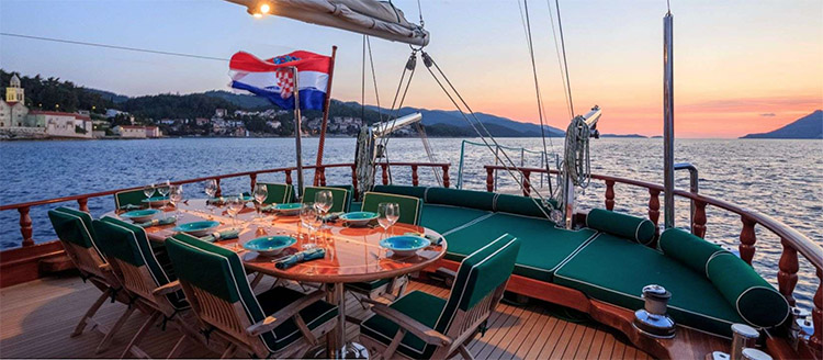 Al fresco dining at sunset on deck of CARPE DIEM 7 - 98ft custom-built sailing catamaran